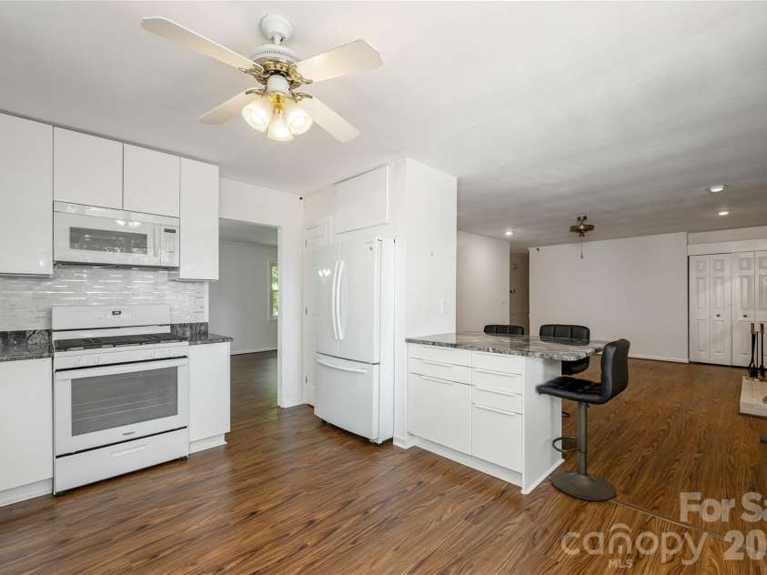 615 Goldview Drive, Hendersonville, NC 28791.  MLS# CAR4396945, YatesRealty ID 32735. 