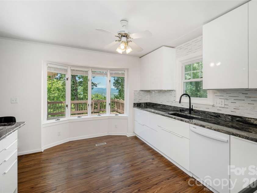 615 Goldview Drive, Hendersonville, NC 28791.  MLS# CAR4396945, YatesRealty ID 32735. 
