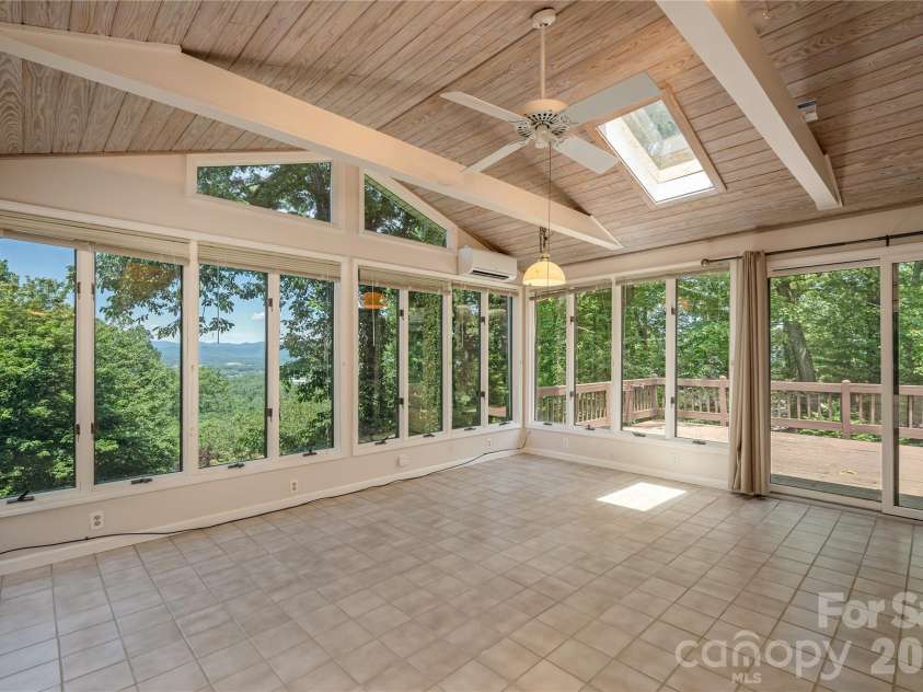 615 Goldview Drive, Hendersonville, NC 28791.  MLS# CAR4396945, YatesRealty ID 32735. 