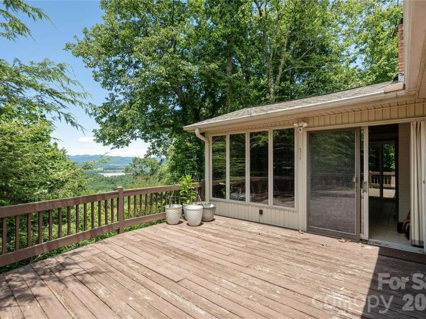 615 Goldview Drive, Hendersonville, NC 28791.  MLS# CAR4396945, YatesRealty ID 32735. 
