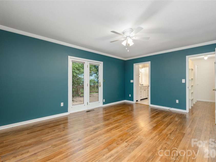 615 Goldview Drive, Hendersonville, NC 28791.  MLS# CAR4396945, YatesRealty ID 32735. 