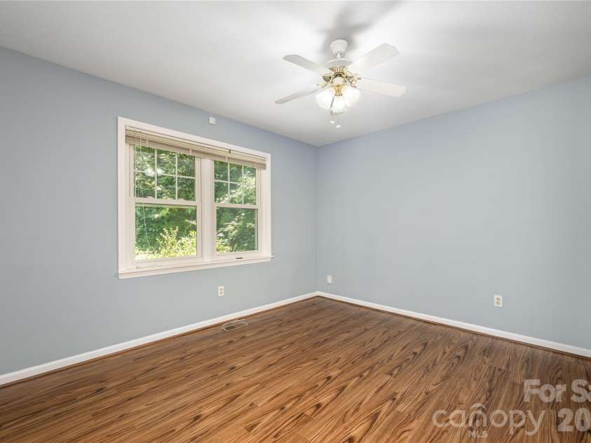 615 Goldview Drive, Hendersonville, NC 28791.  MLS# CAR4396945, YatesRealty ID 32735. 