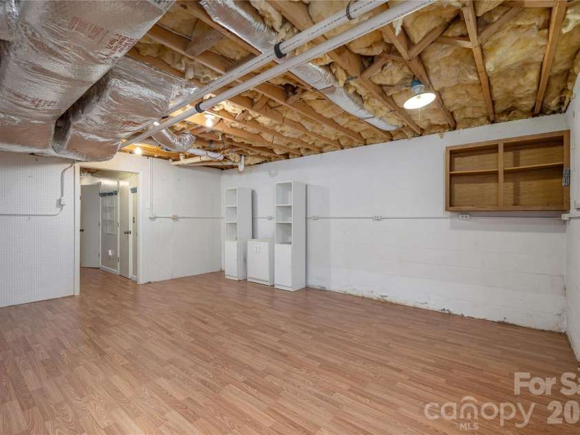 615 Goldview Drive, Hendersonville, NC 28791.  MLS# CAR4396945, YatesRealty ID 32735. 