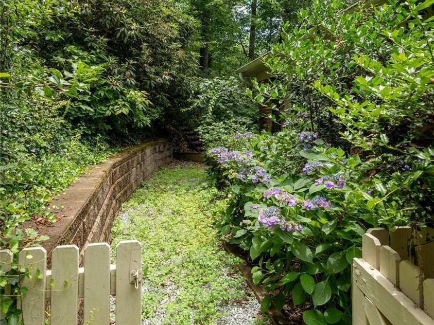 615 Goldview Drive, Hendersonville, NC 28791.  MLS# CAR4396945, YatesRealty ID 32735. 