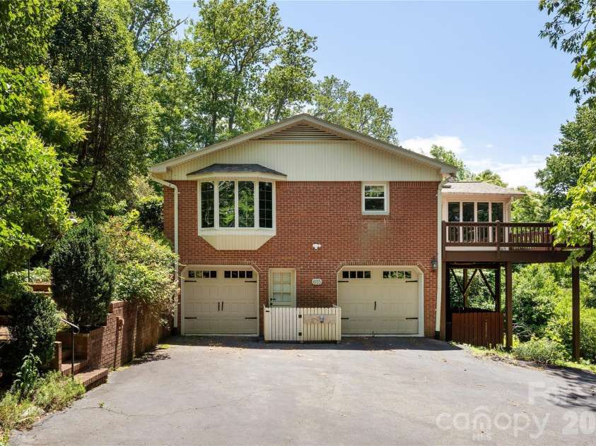 615 Goldview Drive, Hendersonville, NC 28791.  MLS# CAR4396945, YatesRealty ID 32735. 