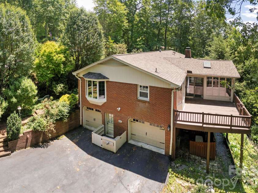 615 Goldview Drive, Hendersonville, NC 28791.  MLS# CAR4396945, YatesRealty ID 32735. 
