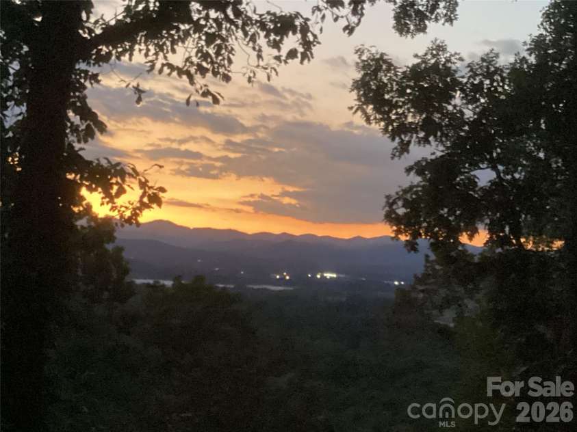 615 Goldview Drive, Hendersonville, NC 28791.  MLS# CAR4396945, YatesRealty ID 32735. 