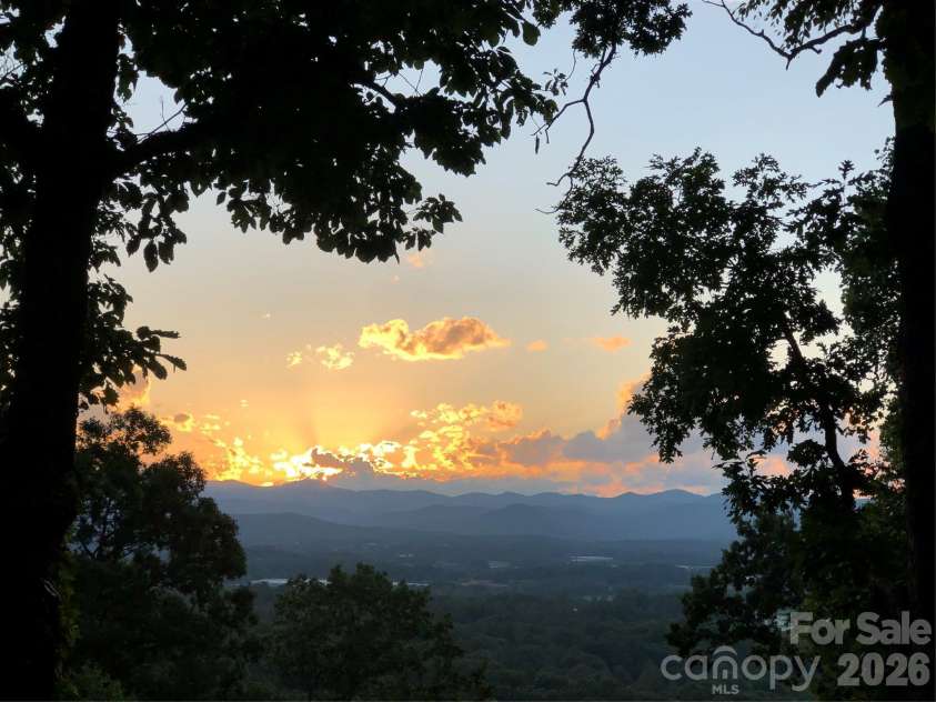 615 Goldview Drive, Hendersonville, NC 28791.  MLS# CAR4396945, YatesRealty ID 32735. 