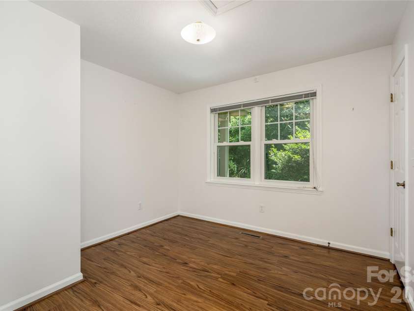 615 Goldview Drive, Hendersonville, NC 28791.  MLS# CAR4396945, YatesRealty ID 32735. Office