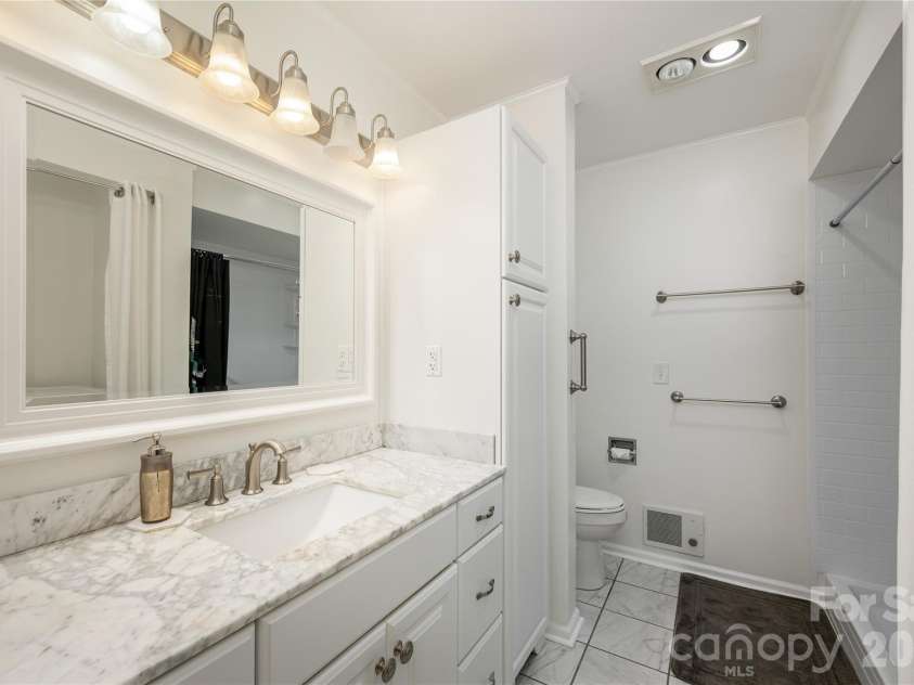 615 Goldview Drive, Hendersonville, NC 28791.  MLS# CAR4396945, YatesRealty ID 32735. Primary bath