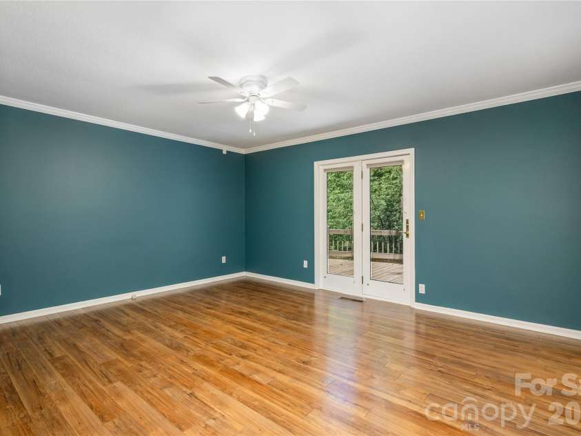 615 Goldview Drive, Hendersonville, NC 28791.  MLS# CAR4396945, YatesRealty ID 32735. Primary opens to deck