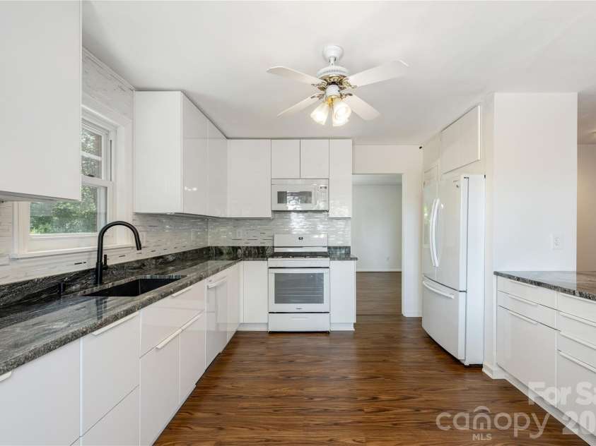 615 Goldview Drive, Hendersonville, NC 28791.  MLS# CAR4396945, YatesRealty ID 32735. Updated kitchen
