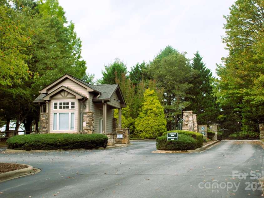 245 Whistlewood Lane, Hendersonville, NC 28739.  MLS# CAR4280105, YatesRealty ID 32736. 