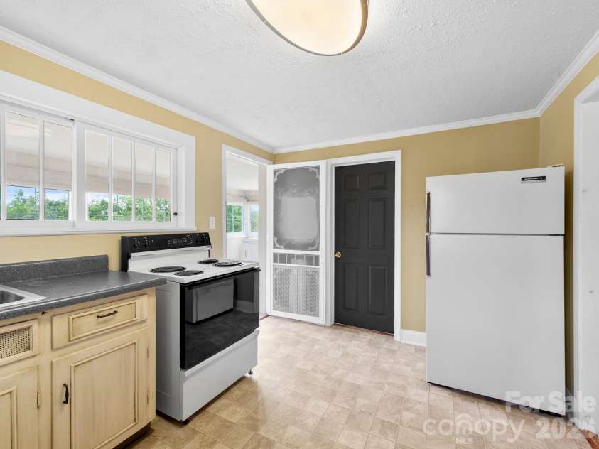 25 Bailey Road, Candler, NC 28715.  MLS# CAR4387001, YatesRealty ID 32736. Kitchen
