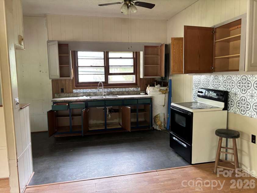86 Jack Sullins Road, Spruce Pine, NC 28777.  MLS# CAR4397158, YatesRealty ID 32737. 