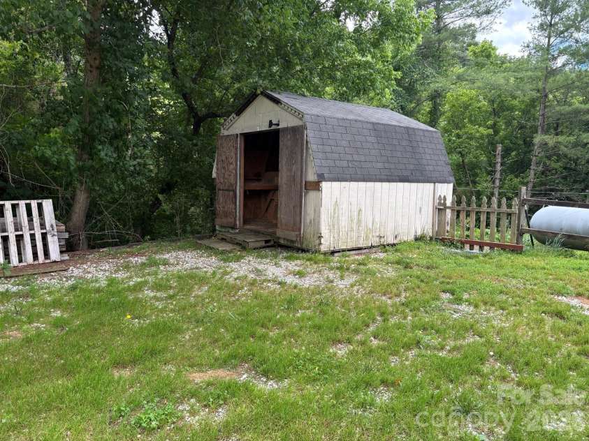 86 Jack Sullins Road, Spruce Pine, NC 28777.  MLS# CAR4397158, YatesRealty ID 32737. 