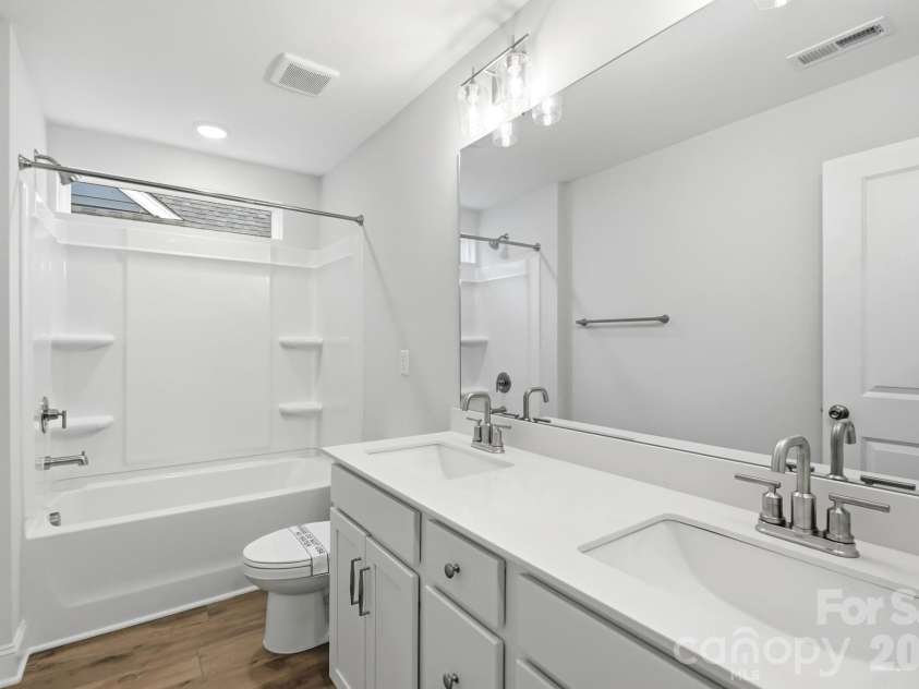 13130 Foxberry Road, Charlotte, NC 28213.  MLS# CAR4370580, YatesRealty ID 32739. Bath 2
