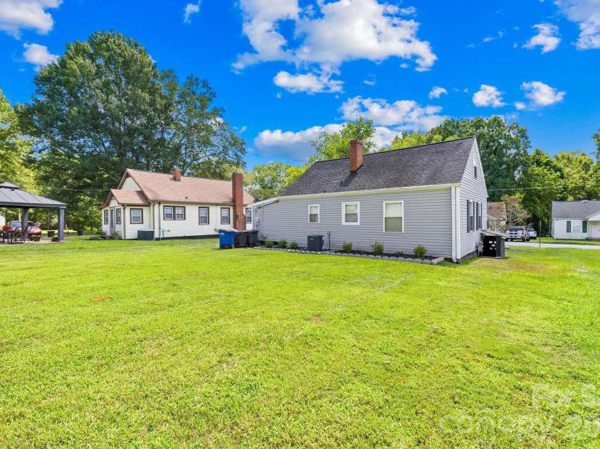 320 Bingham Street, Statesville, NC 28677.  MLS# CAR4295605, YatesRealty ID 3274. 