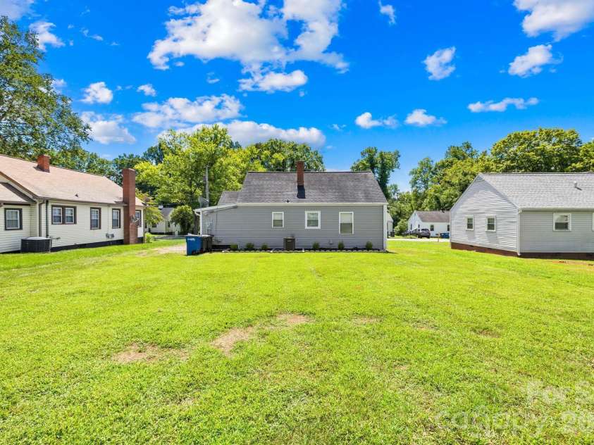 320 Bingham Street, Statesville, NC 28677.  MLS# CAR4295605, YatesRealty ID 3274. 