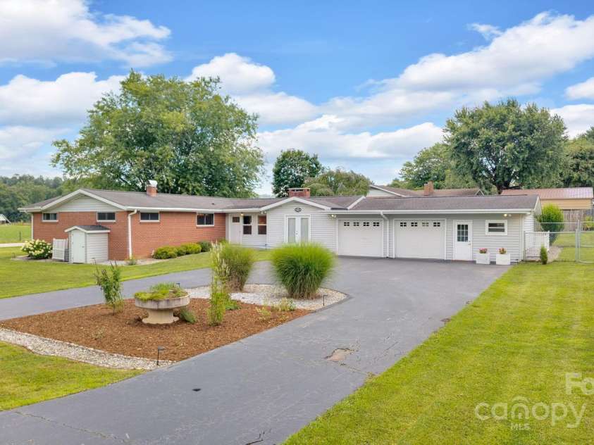 10 Moland Drive, Etowah, NC 28729.  MLS# CAR4280366, YatesRealty ID 32740. 