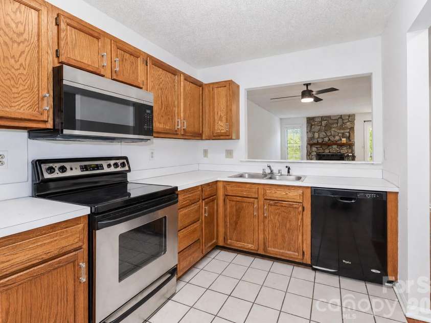 8157 Circle Tree Lane, Charlotte, NC 28277.  MLS# CAR4393802, YatesRealty ID 32740. 