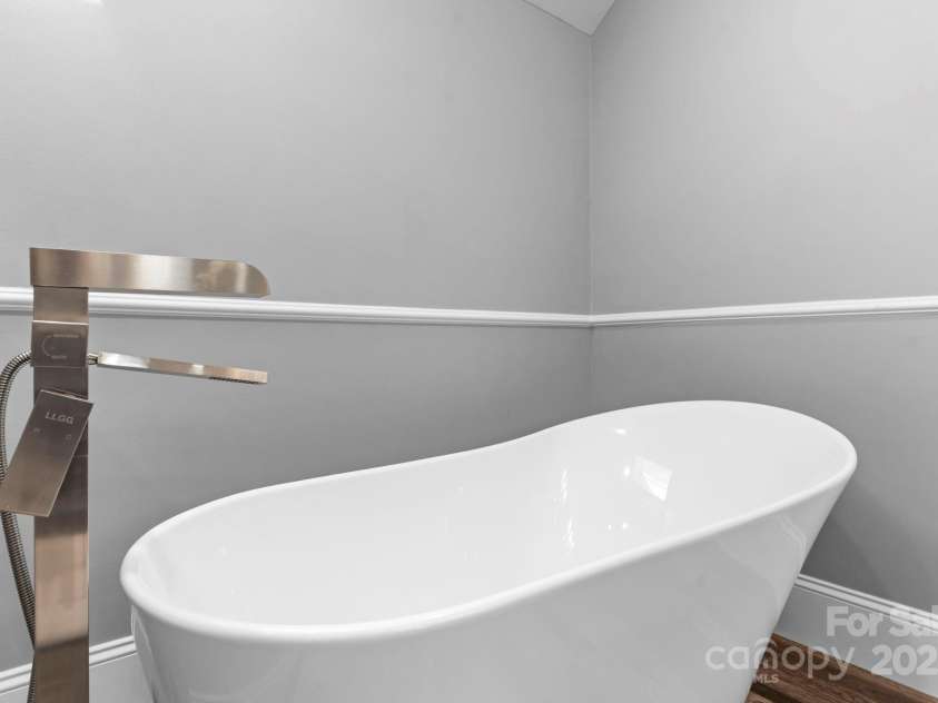 2774 Palmer Drive, Conover, NC 28613.  MLS# CAR4283598, YatesRealty ID 32741. Master Bathtub 