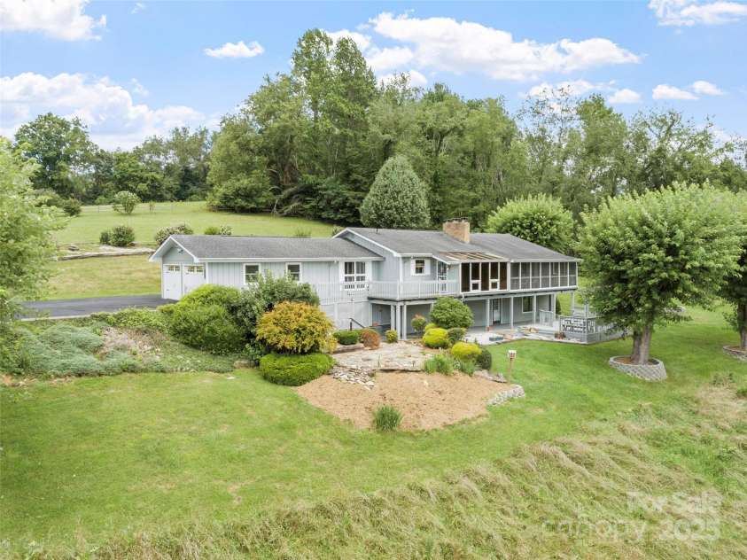220 Grand View Lane, Burnsville, NC 28714.  MLS# CAR4287222, YatesRealty ID 32743. 