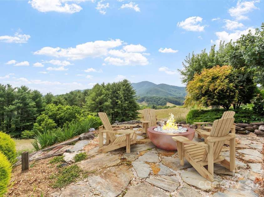 220 Grand View Lane, Burnsville, NC 28714.  MLS# CAR4287222, YatesRealty ID 32743. 