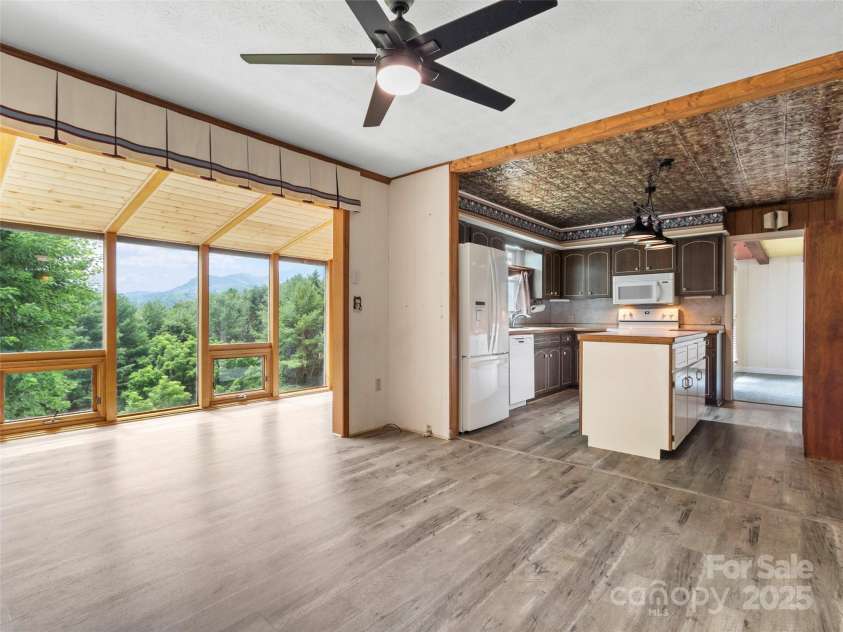 220 Grand View Lane, Burnsville, NC 28714.  MLS# CAR4287222, YatesRealty ID 32743. 