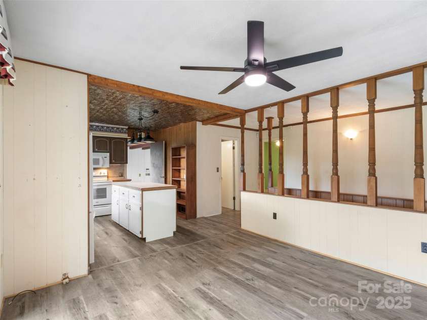 220 Grand View Lane, Burnsville, NC 28714.  MLS# CAR4287222, YatesRealty ID 32743. 