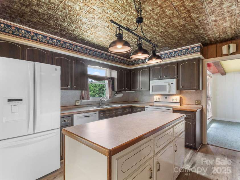 220 Grand View Lane, Burnsville, NC 28714.  MLS# CAR4287222, YatesRealty ID 32743. 