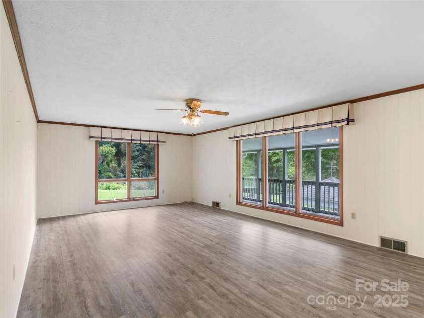 220 Grand View Lane, Burnsville, NC 28714.  MLS# CAR4287222, YatesRealty ID 32743. 