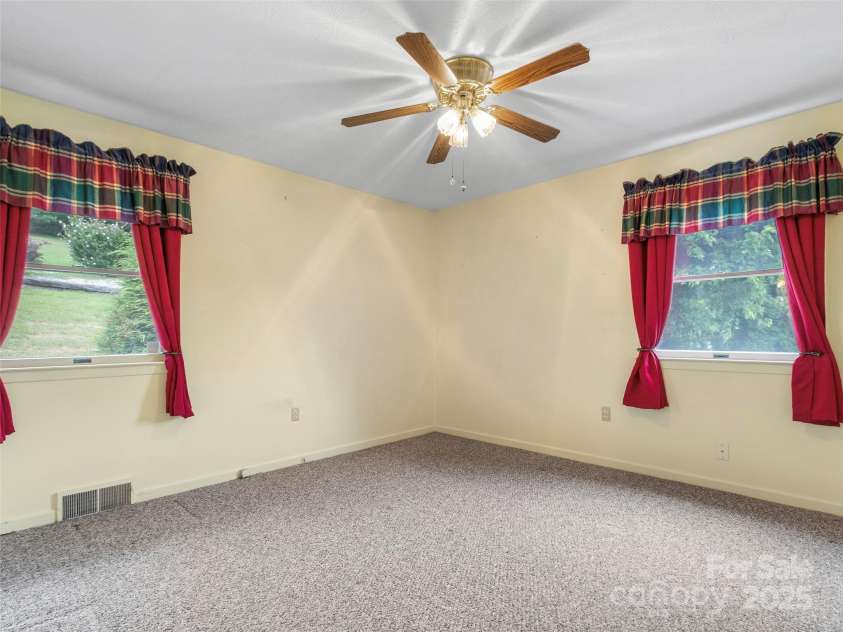 220 Grand View Lane, Burnsville, NC 28714.  MLS# CAR4287222, YatesRealty ID 32743. 