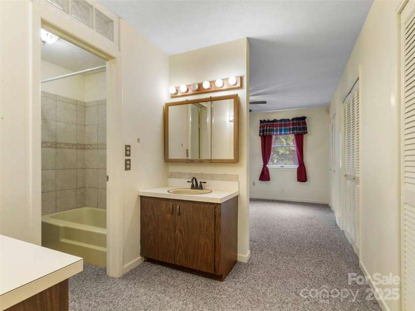 220 Grand View Lane, Burnsville, NC 28714.  MLS# CAR4287222, YatesRealty ID 32743. 