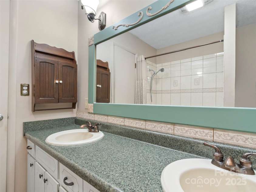 220 Grand View Lane, Burnsville, NC 28714.  MLS# CAR4287222, YatesRealty ID 32743. 