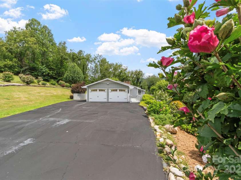 220 Grand View Lane, Burnsville, NC 28714.  MLS# CAR4287222, YatesRealty ID 32743. 