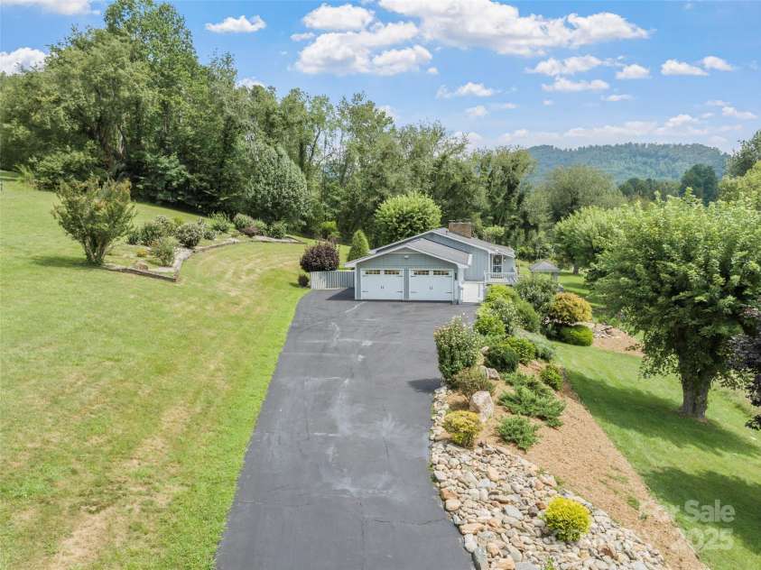 220 Grand View Lane, Burnsville, NC 28714.  MLS# CAR4287222, YatesRealty ID 32743. 