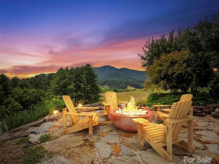 220 Grand View Lane, Burnsville, NC 28714.  MLS# CAR4287222, YatesRealty ID 32743. 