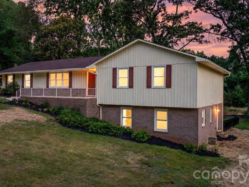 602 Sharon Drive, Statesville, NC 28625.  MLS# CAR4388073, YatesRealty ID 32743. 