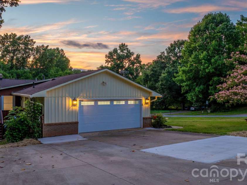602 Sharon Drive, Statesville, NC 28625.  MLS# CAR4388073, YatesRealty ID 32743. 