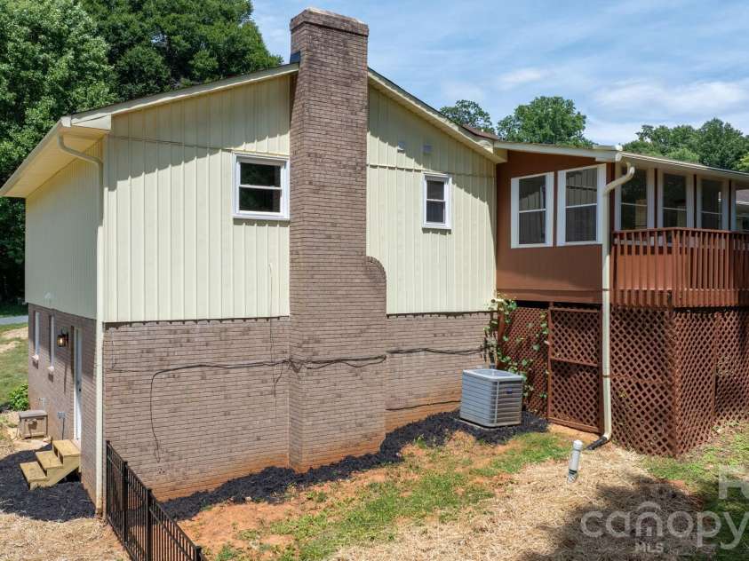 602 Sharon Drive, Statesville, NC 28625.  MLS# CAR4388073, YatesRealty ID 32743. 