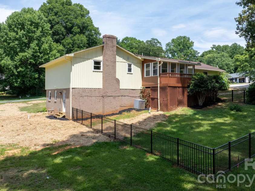 602 Sharon Drive, Statesville, NC 28625.  MLS# CAR4388073, YatesRealty ID 32743. 
