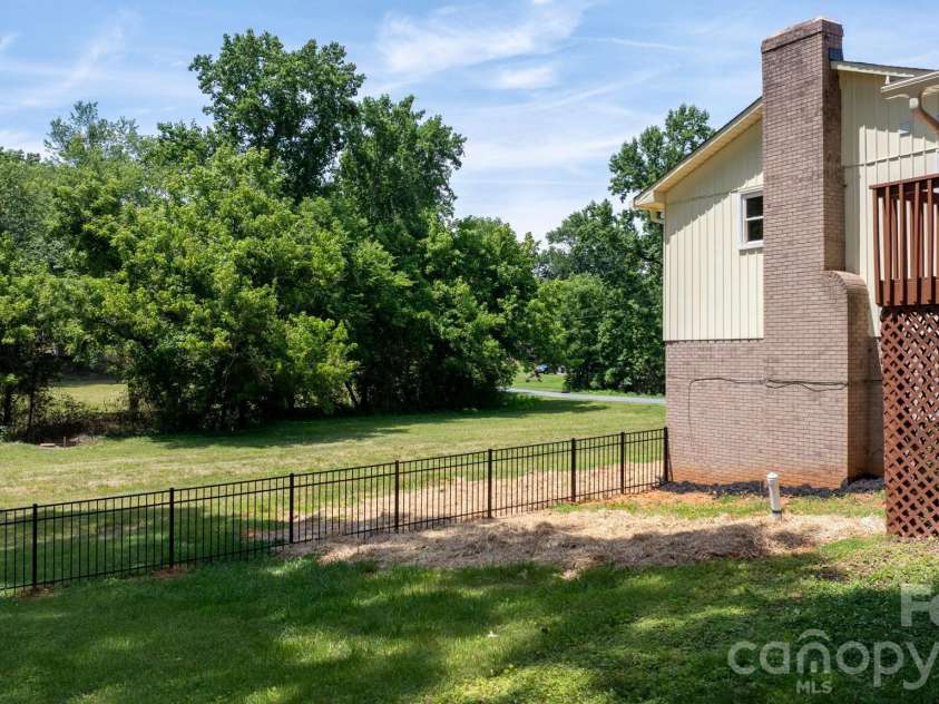 602 Sharon Drive, Statesville, NC 28625.  MLS# CAR4388073, YatesRealty ID 32743. 