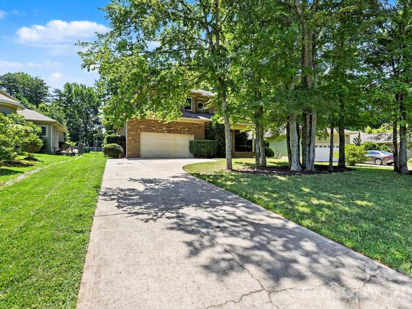 10130 Fairlea Drive, Charlotte, NC 28269.  MLS# CAR4395480, YatesRealty ID 32745. 