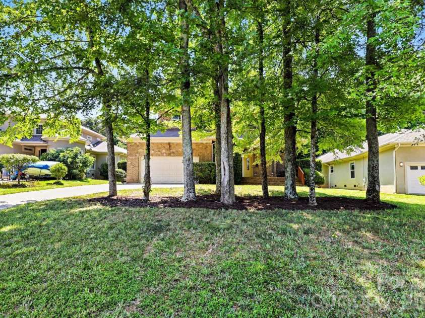 10130 Fairlea Drive, Charlotte, NC 28269.  MLS# CAR4395480, YatesRealty ID 32745. 