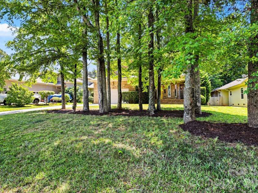10130 Fairlea Drive, Charlotte, NC 28269.  MLS# CAR4395480, YatesRealty ID 32745. 