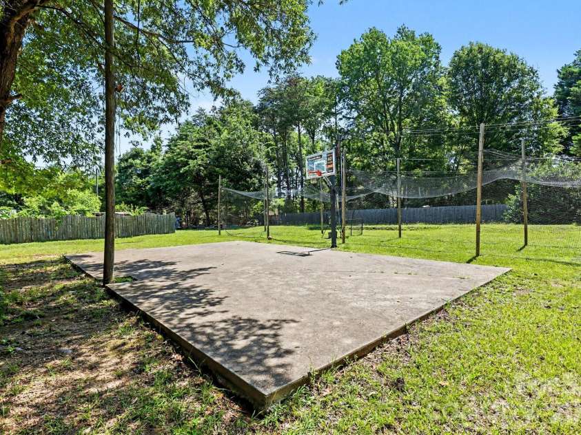 10130 Fairlea Drive, Charlotte, NC 28269.  MLS# CAR4395480, YatesRealty ID 32745. 