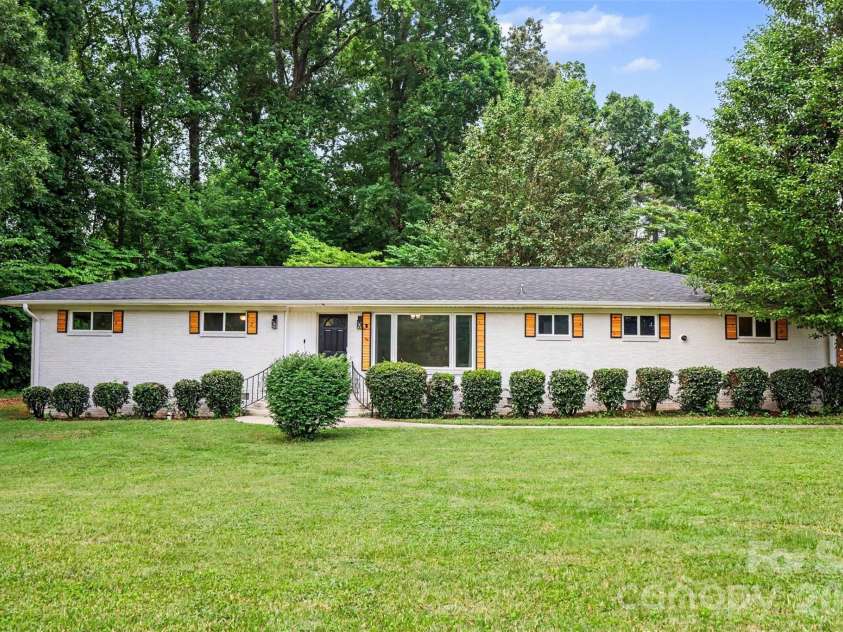 7048 Delta Lake Drive, Charlotte, NC 28215.  MLS# CAR4390901, YatesRealty ID 32746. 