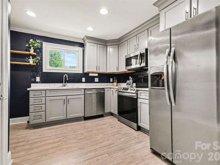 7048 Delta Lake Drive, Charlotte, NC 28215.  MLS# CAR4390901, YatesRealty ID 32746. 