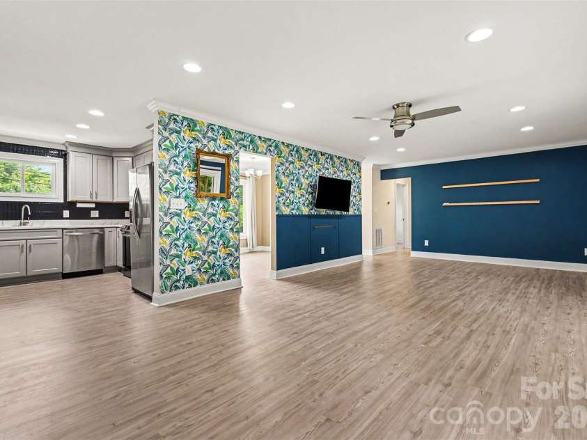 7048 Delta Lake Drive, Charlotte, NC 28215.  MLS# CAR4390901, YatesRealty ID 32746. 